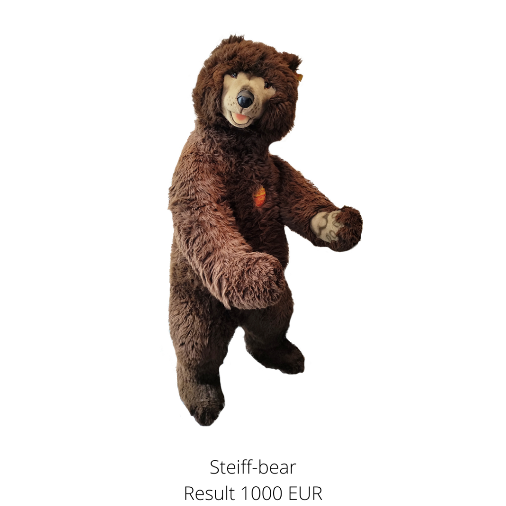 Large Steiff bear made of dark brown woven fur with sewn on chest plate.
A highlight from the category of toys.