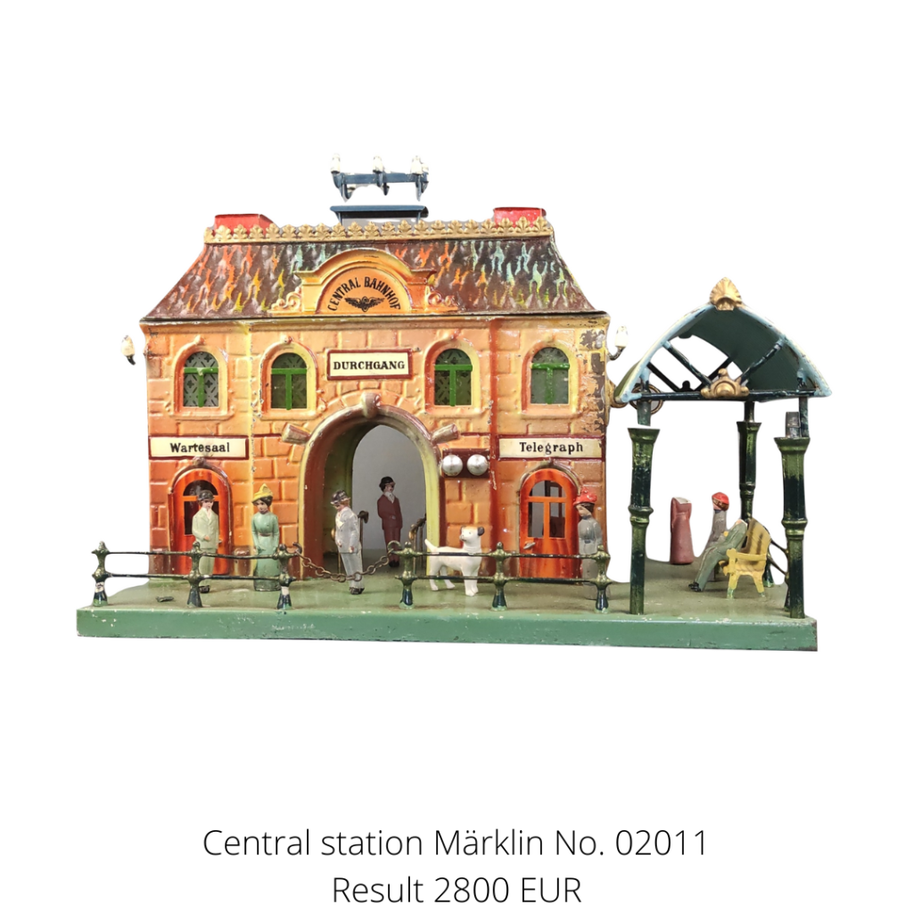 Central station Märklin No. 02011, gauge 1, Germany prewar, around 1906, stamped sheet metal with original hand painting, etched window panes, enclosed 5 standing porcelain figures, one sitting figure and a dog, red stamp mark at the bottom.
A highlight from the category of toys.