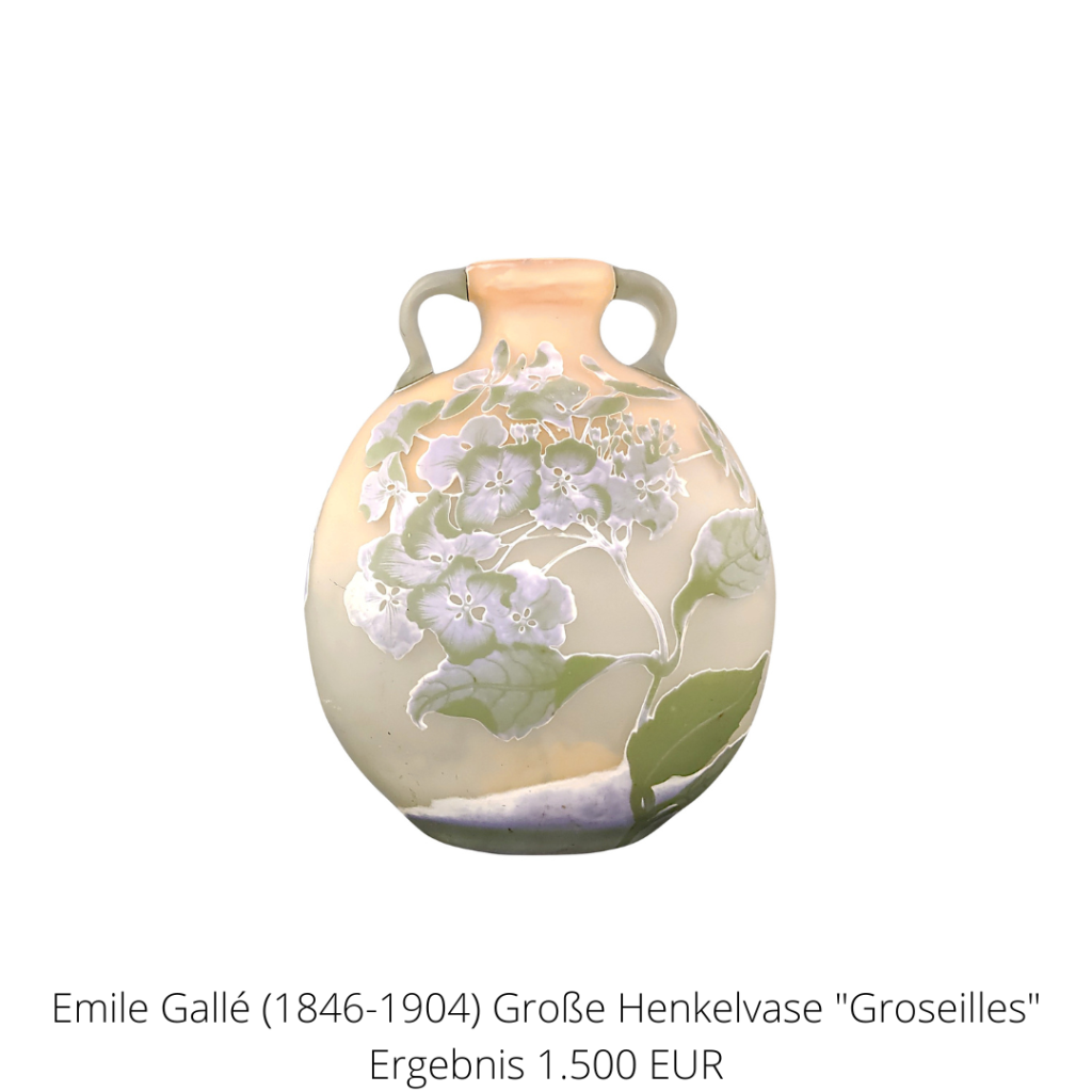 Große Jugendstil Doppelhenkelvase "Groseilles", geschaffen von Emile Gallé (1846-1904) in Nancy. Ovoide Form mit abgeflachten Seiten, eingezogener Hals mit zwei seitlichen Henkel, heller Opalunterfang, geätzter Clematis-Dekor.
Die Vase war ein Highlight unserer Herbstauktion.