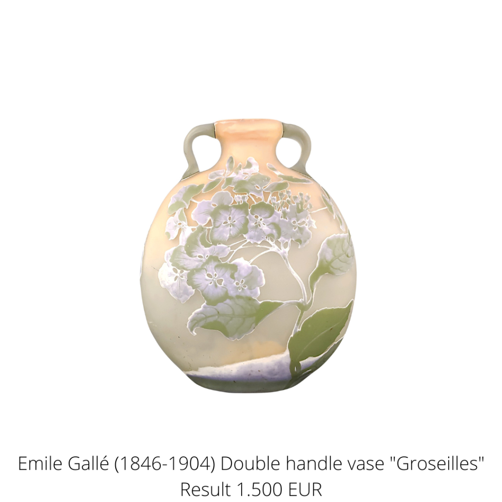 Große Jugendstil Doppelhenkelvase "Groseilles", geschaffen von Emile Gallé (1846-1904) in Nancy. Ovoide Form mit abgeflachten Seiten, eingezogener Hals mit zwei seitlichen Henkel, heller Opalunterfang, geätzter Clematis-Dekor.
Die Vase war ein Highlight unserer Herbstauktion.