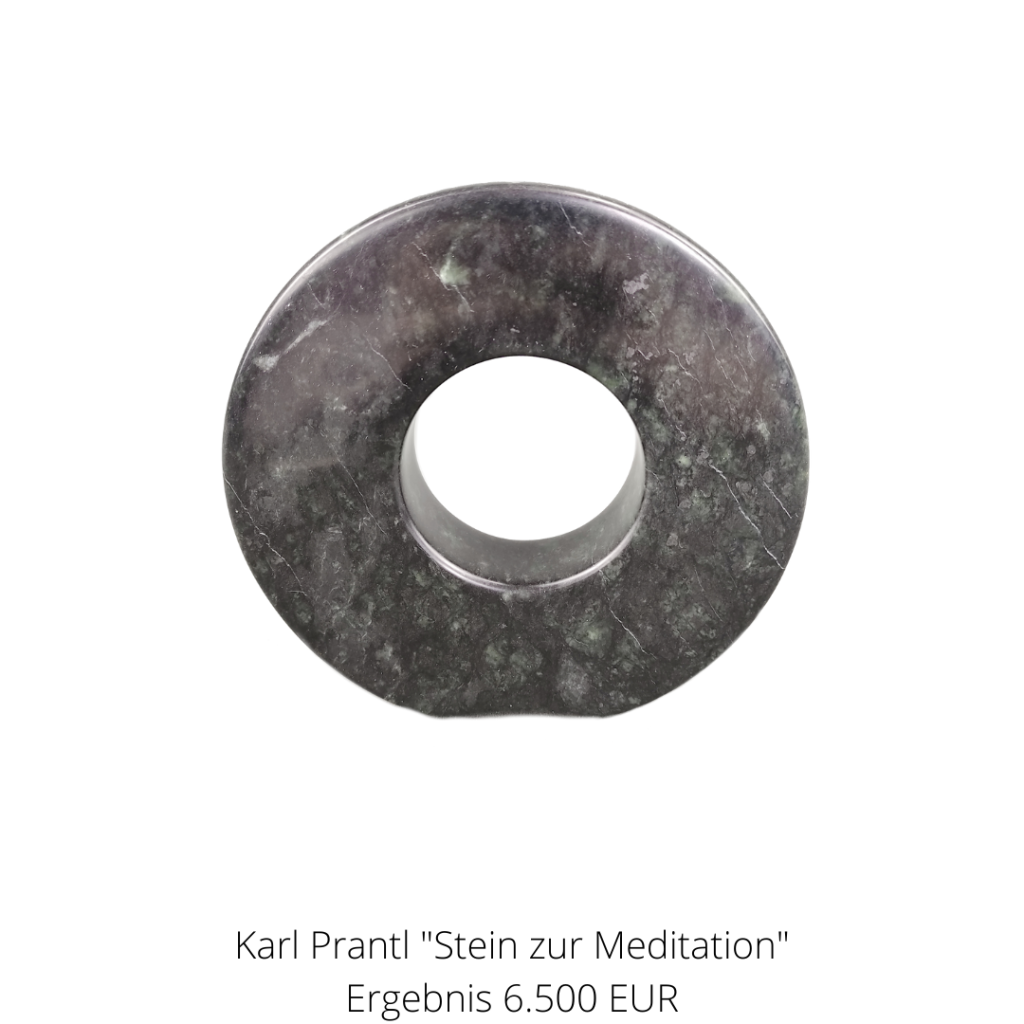 Skulptur mit dem Titel "Stein zur Meditation" von Karl Prantl