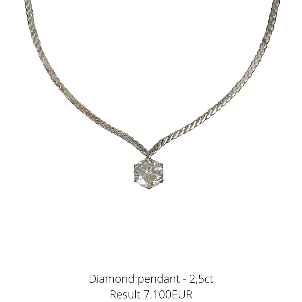 Diamond pendant of 2,5ct on necklace